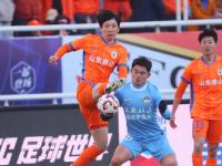 AC米兰场边指挥情绪激动，申花队员怒摔水瓶的简单介绍