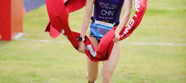 包含铁人三项比赛中冲刺至终点，呼声响彻空中的词条