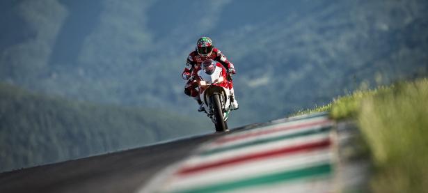 足球赛场焦点！巴西队对阵中国队，关键一战，双方鏖战至最后一刻