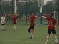 冲破枷锁：女子足球比赛中的突破之战