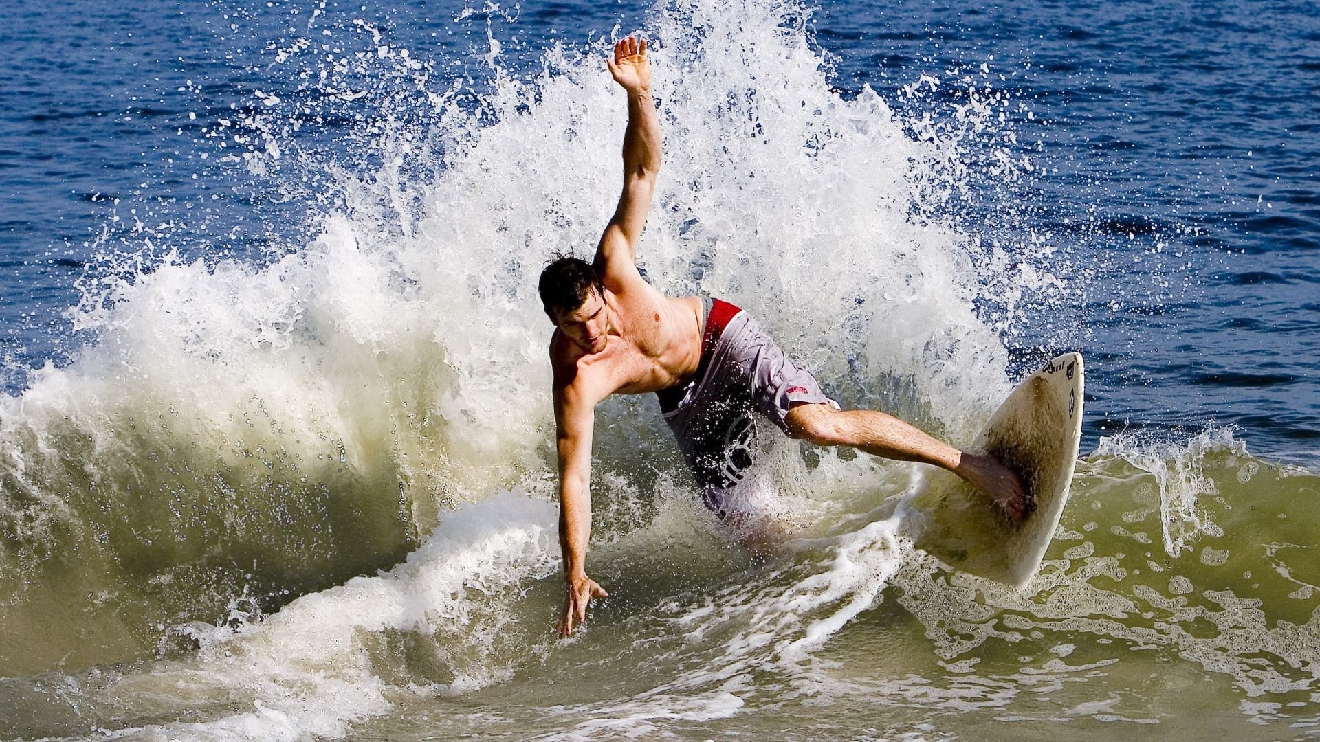 TheShy巅峰对决，JackeyLove与30激战塞尔维亚队分钟，战术调整胜负难料！